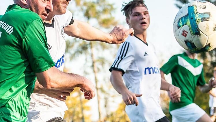 Umk&auml;mpftes Derby: Der Katschenreuther Eugen Abibullayev (links) ringt mit dem Kasendorfer Torsch&uuml;tzen Timo Jahrsd&ouml;rfer um den Ball.  Foto: Alexander Muck