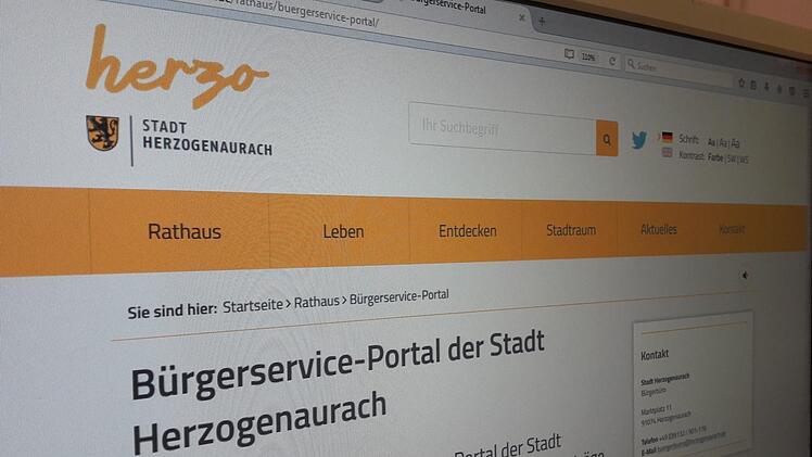 Auf der Homepage der Stadt gelangt man schnell zum neuen Bürgerserviceportal.  Fotos: Bernhard Panzer
