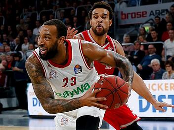 Der Münchner Derrick Williams zieht im Hinspiel an Elias Harris vorbei. Foto: Daniel Löb