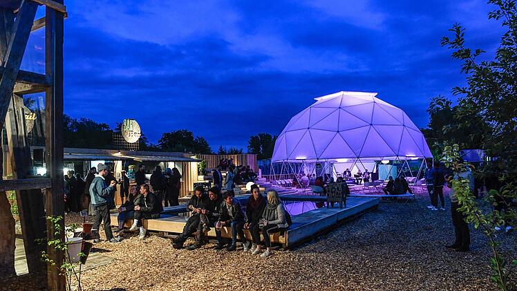 Coburgs stimmungsvollster Gastgarten am "Zollinger" hat wieder geöffnet. Foto: Hagen Lehmann