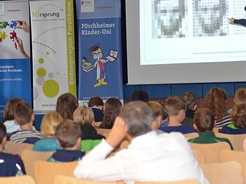 Zum Auftakt der 2. Forchheimer Kinder-Uni war die Aula des Gymnasiums in Ebermannstadt sehr gut gefüllt. Fotos: Sonja Hoffmann