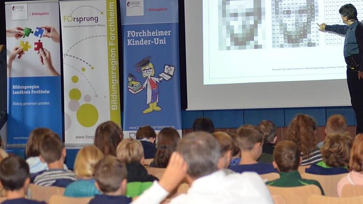 Zum Auftakt der 2. Forchheimer Kinder-Uni war die Aula des Gymnasiums in Ebermannstadt sehr gut gefüllt. Fotos: Sonja Hoffmann