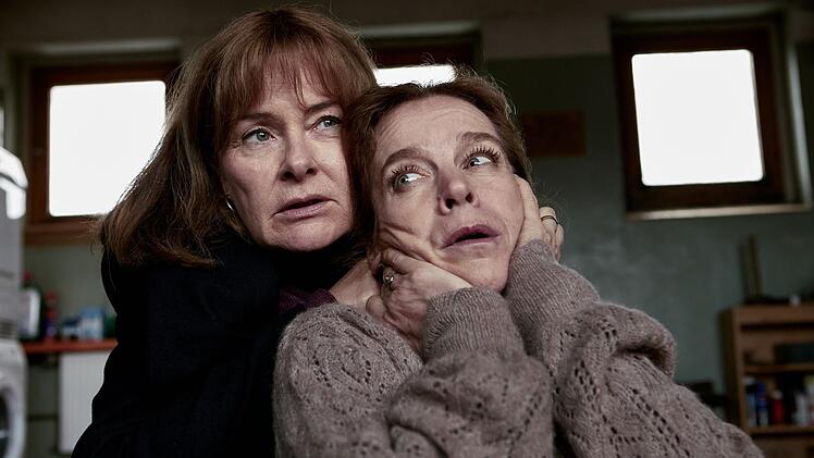 Angriff von hinten: Was hat Inka Sassner (Lina Wendel, links) mit Nicole Ott (Judith Engel) vor?