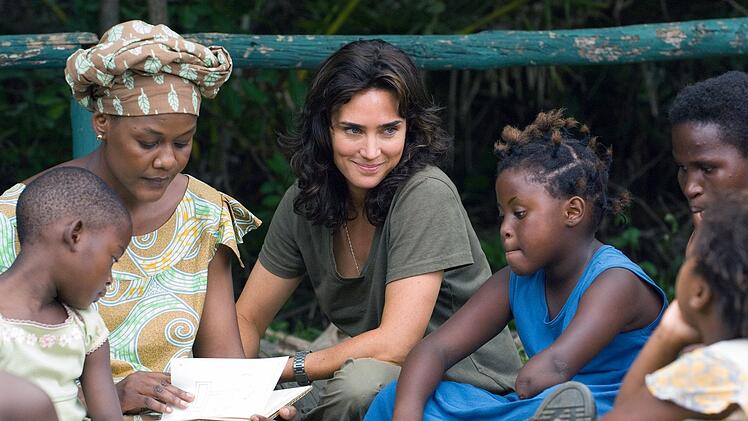 Journalistin Maddy Bowen (Jennifer Connelly, Mitte) hofft auf eine gute Story.