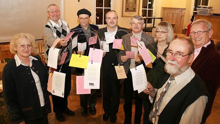 Um einen Baum, von dem man Gedichte pflücken kann, versammelten sich die Autoren, die im Heimatverein ein Zuhause gefunden haben. Im Bild von links Petra Embacher, Wolfgang Pflügner, Manfred Summa, Roland Förster, Herbert Steingen, Christa Schwägerl, Dieter Gropp und Friedel Auer  Foto: Evi Seeger