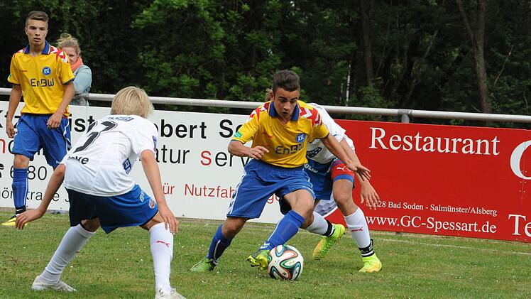 Szene aus dem Spiel der Schweden von Helsingborgs IF (gelbe Trikots) gegen den Karlsruher SC (1:0).