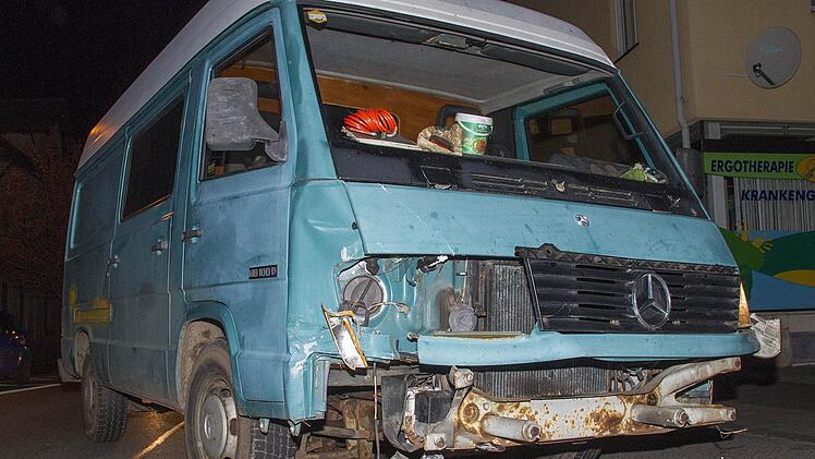 Bei einem Unfall in Zeil wurde dieser Mercedes-Transporter geschädigt. Foto: Rene Ruprecht