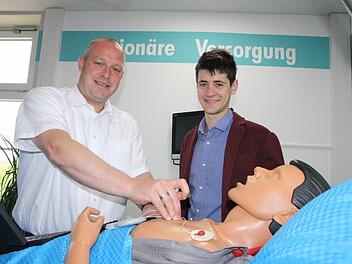 Geschäftsführer Sebastian Dresbach (links) zeigt dem französischen Praktikanten Arthur Aubrée, wie sich Medizintechnik und moderne Kommunikationstechnik miteinander verbinden lässt. Foto: Ralf Ruppert