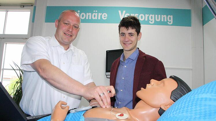 Geschäftsführer Sebastian Dresbach (links) zeigt dem französischen Praktikanten Arthur Aubrée, wie sich Medizintechnik und moderne Kommunikationstechnik miteinander verbinden lässt. Foto: Ralf Ruppert