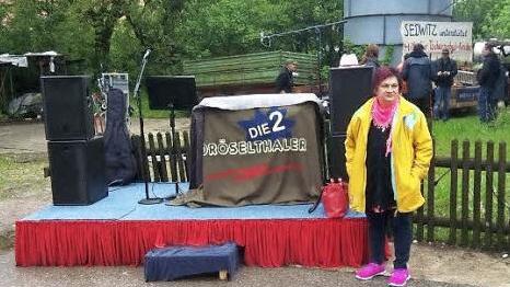 Gitti Herold am Drehort vor der Musikbühne.