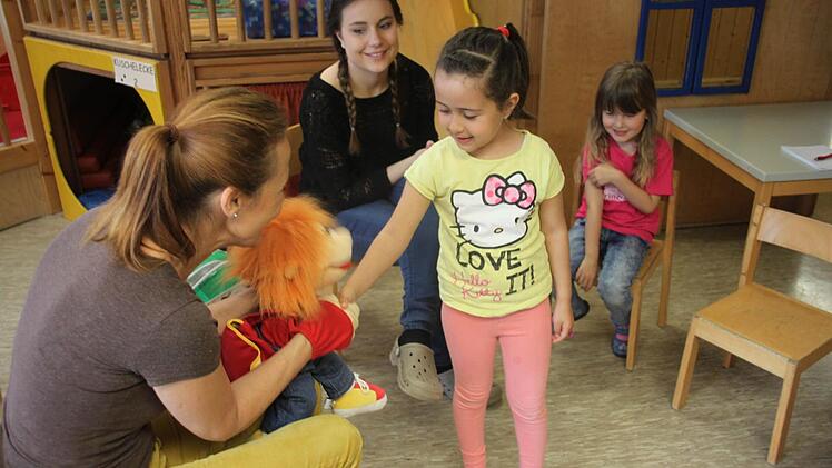 Handpuppe Max begrüßt die Kinder.  Foto: Andreas Schmitt