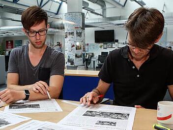 Sebastian Bischof (links) und Martin Dippold auf Fehlersuche in der morgigen Zeitung. Foto: Barbara Herbst