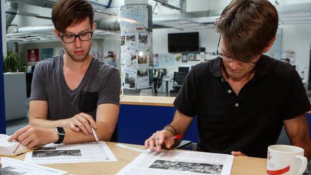 Sebastian Bischof (links) und Martin Dippold auf Fehlersuche in der morgigen Zeitung. Foto: Barbara Herbst