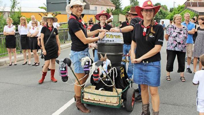 Die Ortsmadla hatten nicht nur ihre Steckenpferde, sondern auch ihr eigenes Bier dabei. Foto: Evi Seeger