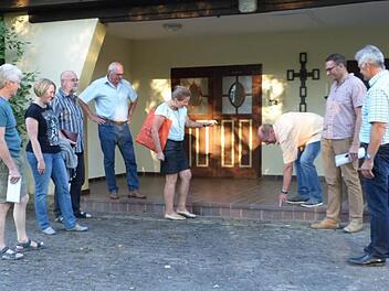 "Die Stufe muss weg", darüber waren sich die Gemeinderäte bei einem Ortstermin vor der Leichenhalle einig. Foto: Klaus-Peter Wulf
