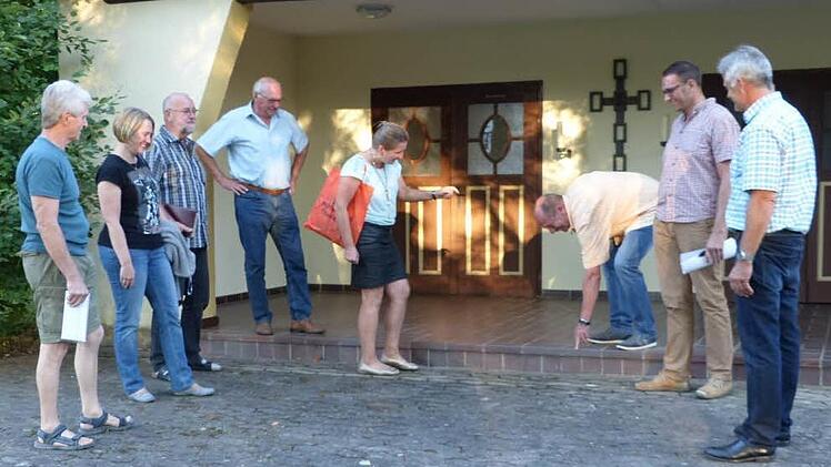 "Die Stufe muss weg", darüber waren sich die Gemeinderäte bei einem Ortstermin vor der Leichenhalle einig. Foto: Klaus-Peter Wulf