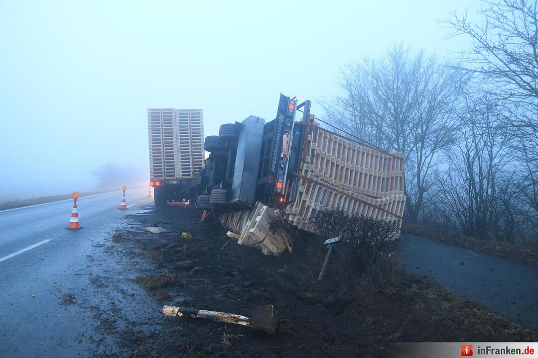 Kreis Bamberg: Lkw-Gespann gerät bei Baunach ins Bankett und kippt um