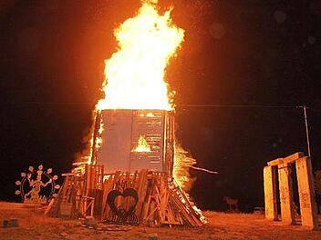 Die Skulptur "burning book" als Höhepunkt einer mehrstündigen Performance.  Foto: Manfred Mellenthin