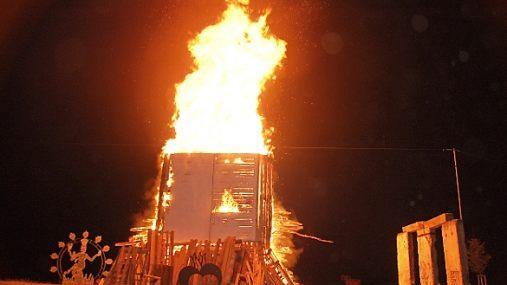 Die Skulptur "burning book" als Höhepunkt einer mehrstündigen Performance.  Foto: Manfred Mellenthin
