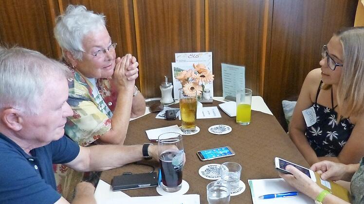 Gerhard Schmidt und Christa Weidmann ließen sich von Carmen Deinlein (Zweite v. r.) mit Margarete Arnold das Smartphone und seine Funktionen erklären. Foto: Carmen Schwind