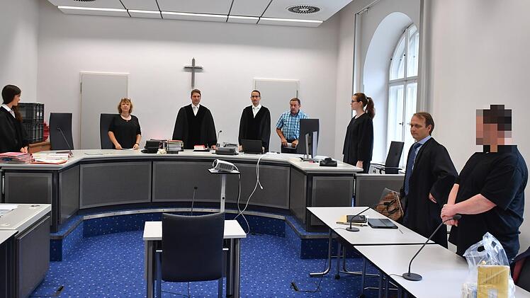 Der Angeklagte (rechts) am Freitag vor Gericht  Ronald Rinklef