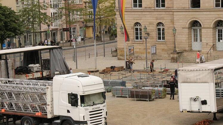 So sieht das Grundgerüst der Bühne auf dem Schlossplatz aus.Foto: Sakia Nauer