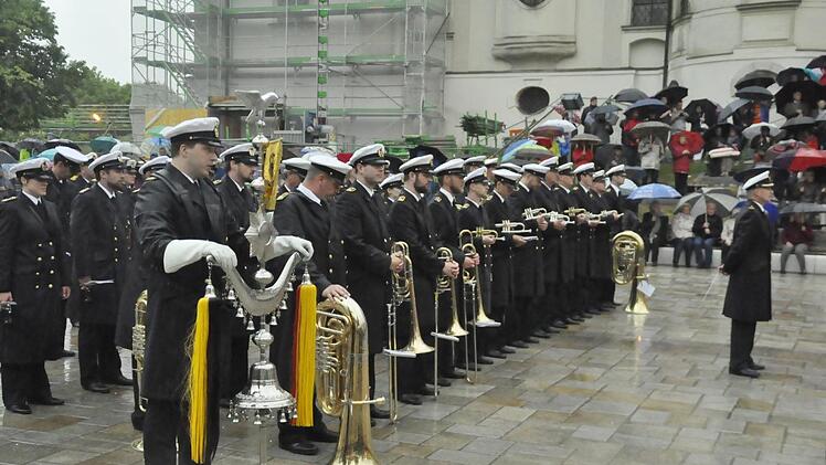 Das Musikkorps Kiel unter der musikalischen Leitung von?Fregattenkapitän Friedrich Szepansky spielt auf dem Platz vor der Kemptener Basilika St. Lorenz anlässlich der Woche der Militärmusik.  Foto: Peter Klopf