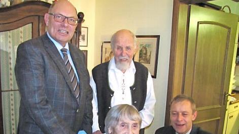 Alt-Bürgermeister Hans-Heinrich Ulmann gratuliert im Namen der Stadt Coburg den Eheleuten Dietrich und Käte Steinbrückner zur Gnadenhochzeit. Sohn Thomas Steinbrückner (rechts) freut sich mit seinen Eltern.  Foto: Martin Koch
