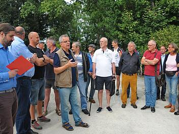 MdL Sebastian Körber (l.), Kreisräte sowie Gemeinderäte und Bürger diskutieren über den geforderten Radweg.     Foto: Karl Heinz Wirth