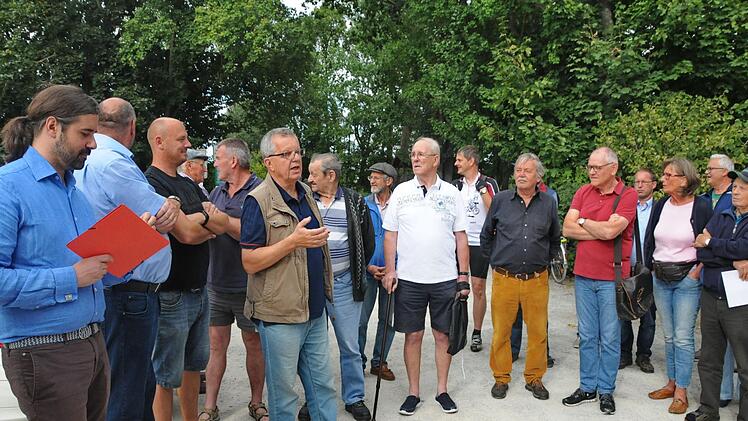 MdL Sebastian Körber (l.), Kreisräte sowie Gemeinderäte und Bürger diskutieren über den geforderten Radweg.     Foto: Karl Heinz Wirth