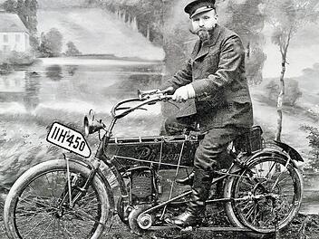 Bildunterschrift zum Dezember-Bild: Der Herzogenauracher Meisterfotograf und begeisterte Motorradfahrer Georg Scharf gründete 1898 die erste Fotoanstalt (Fotostudio). Ihm verdanken wir viele Fotos unserer Heimatstadt in den Jahren 1898 bis 1935.  Foto: Heimatverein