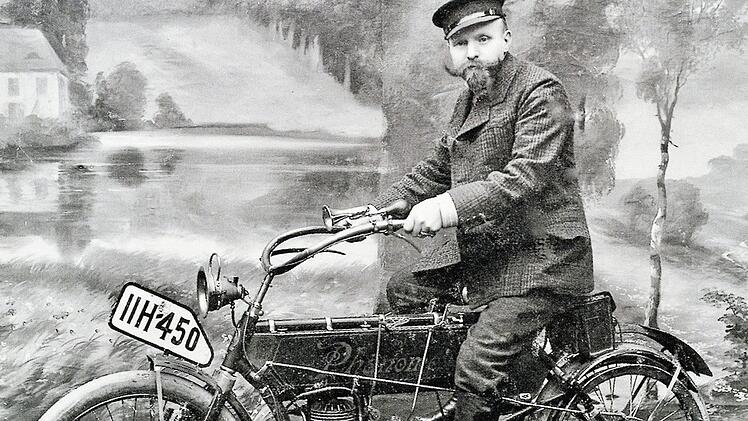 Bildunterschrift zum Dezember-Bild: Der Herzogenauracher Meisterfotograf und begeisterte Motorradfahrer Georg Scharf gründete 1898 die erste Fotoanstalt (Fotostudio). Ihm verdanken wir viele Fotos unserer Heimatstadt in den Jahren 1898 bis 1935.  Foto: Heimatverein