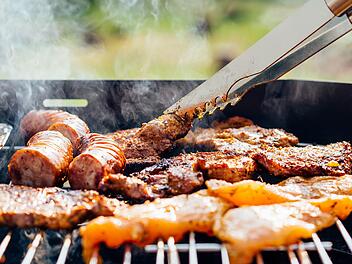 In Marktredwitz kam es zu einem Brand. Ein 28-Jähriger hatte in der Nähe des Bahnhofs auf einem selbst gebauten Grill gegrillt.