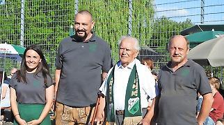 F&uuml;r 70 Jahre treue Mitgliedschaft wurde Alex Krawicki geehrt: (von links) Larissa Renninger (Schriftf&uuml;hrerin), Holger Buczynski (Pr&auml;sident), Alex Krawicki, Bernd Hillenbrand (stellv. Pr&auml;sident)