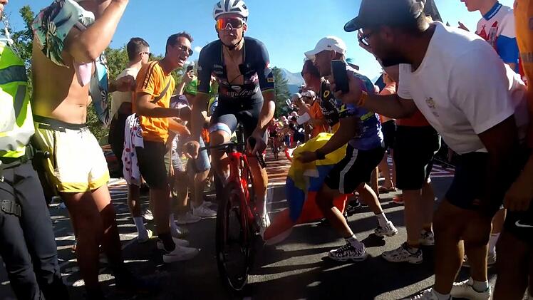 Den Giganten der Tour de France ganz nahe kommen: Zuschauer erleben die Superstars des Radsports in Aktion am Berg.