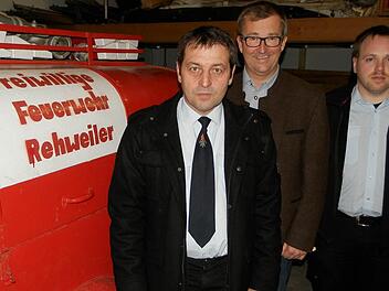 1. Kommandant Herbert Rodamer, Bürgermeister Ernst Nickel und 2. Kommandant Christian Wittmann nach der Wahl.  Foto: rf