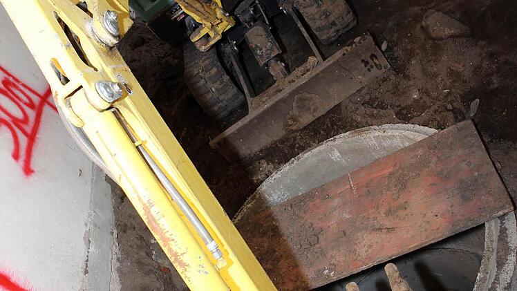 Auch dieser Bagger wurde per Kran an seinen Einsatzort im Hinterhof gebracht.