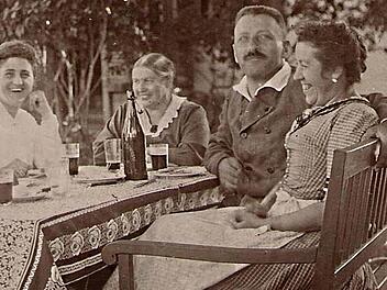 Glückliche Tage in Oderding (von rechts): Ehefrau Kathinka, Christof Schramm, Schwiegermutter Mathilde Pauli und Schwägerin Elisabeth Pauli, die als erste weibliche Ärztin Münchens Geschichte schrieb.