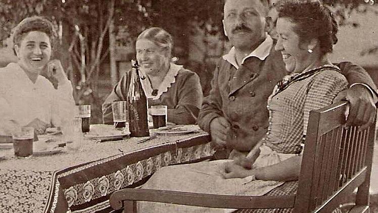 Glückliche Tage in Oderding (von rechts): Ehefrau Kathinka, Christof Schramm, Schwiegermutter Mathilde Pauli und Schwägerin Elisabeth Pauli, die als erste weibliche Ärztin Münchens Geschichte schrieb.