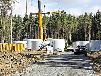 Auf sechs der zehn Windrad-Baustellen im Sailershäuser Wald ruht derzeit die Arbeit. Am Windrad drei (im Bild) darf weiter gearbeitet werden. Es ist vom Gerichtsbeschluss nicht betroffen.  Foto: Klaus Schmitt