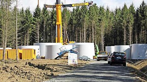 Auf sechs der zehn Windrad-Baustellen im Sailershäuser Wald ruht derzeit die Arbeit. Am Windrad drei (im Bild) darf weiter gearbeitet werden. Es ist vom Gerichtsbeschluss nicht betroffen.  Foto: Klaus Schmitt
