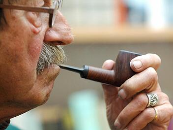 Der Mann mit der Pfeife: Günter Grass Foto: dpa