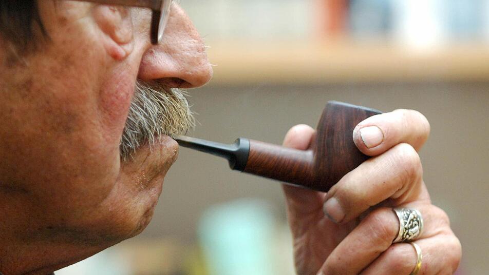 Der Mann mit der Pfeife: Günter Grass Foto: dpa