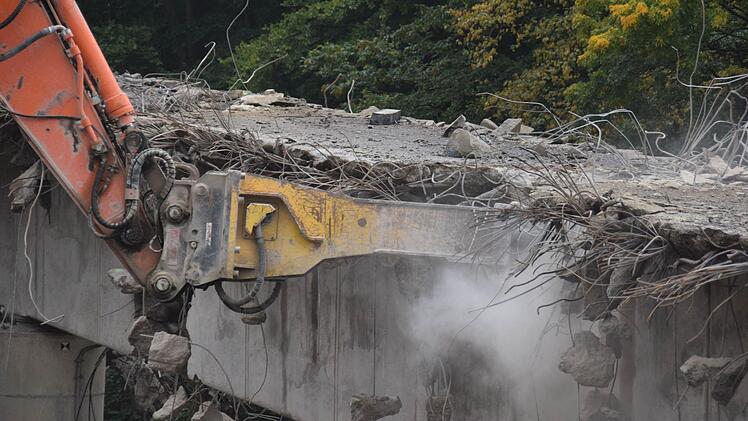 Ein sogenannter "Specht" bricht das alte Bauwerk in Stücke.  Foto: Ronald Rinklef