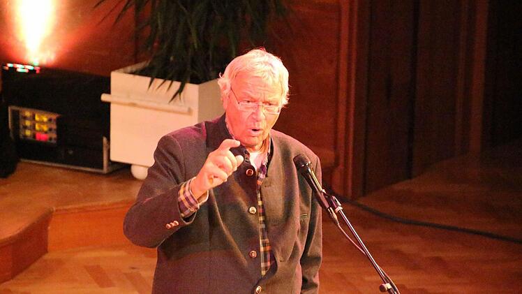 Gerhard Polt beim Auftritt mit den Well-Brüdern im Bad Kissinger Regentenbau.  Foto: Ralf Ruppert