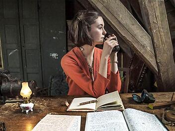 Anne Frank (Lea van Acken) schreibt im Amsterdamer Versteck ihrer Familie Tagebuch.  Foto: dpa