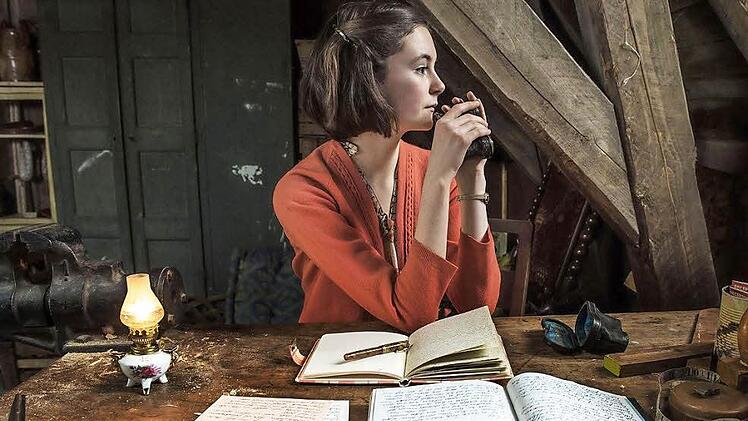 Anne Frank (Lea van Acken) schreibt im Amsterdamer Versteck ihrer Familie Tagebuch.  Foto: dpa