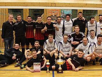 Im Finale standen sich der FC Promillo 69 (schwarze Trikots) und die Schanzer aus Fischbach (weiße Trikots) gegenüber. Links der Vorsitzende Bayern-München-Fanclubs, Benjamin Stumpf.