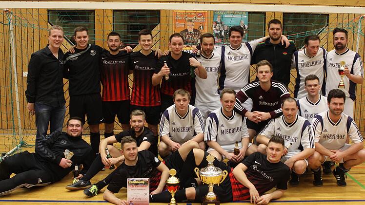 Im Finale standen sich der FC Promillo 69 (schwarze Trikots) und die Schanzer aus Fischbach (weiße Trikots) gegenüber. Links der Vorsitzende Bayern-München-Fanclubs, Benjamin Stumpf.