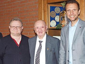 Der Jubilar Rudolf Schäfer freute sich über die Glückwünsche seines Sohnes Johannes (links) und von Bürgermeister Andreas Hügerich (rechts). Foto: Alfred Thieret